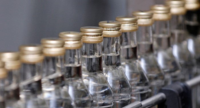 Ya son 44 los muertos por consumo de aguardiente casero en Pakistán 